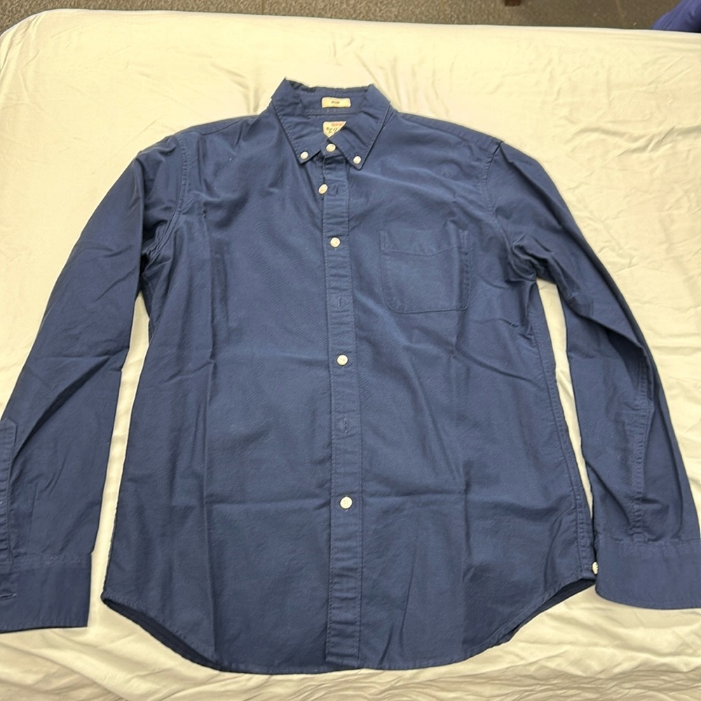 J Crew men’s slim fit navy blue button down. Medium. Slim. 100% cotton oxford